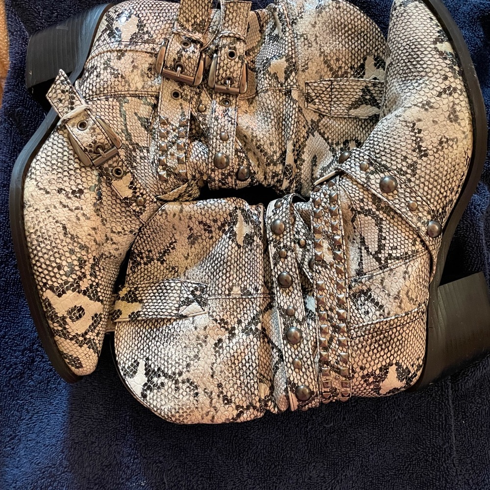 VERY SLIGHTLY WORN FASHION COWBOY BOOTS SIZE 10